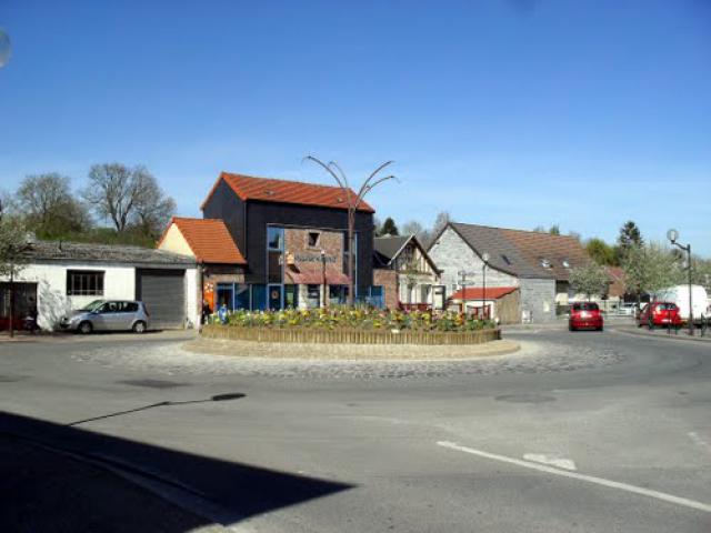 St Ouen 80610-la place Catelas avec son rond point