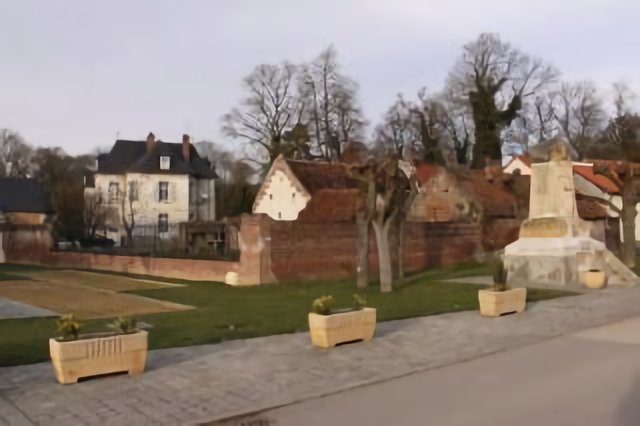 Le château et le monument de Thézy-Glimont
