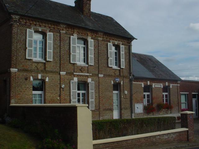 Fresnes-Tilloloy (Somme, France). La mairie se trouve à droite de l'église.