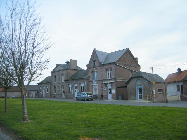 La place de Quesnoy, l'école, la mairie, l'agence postale.