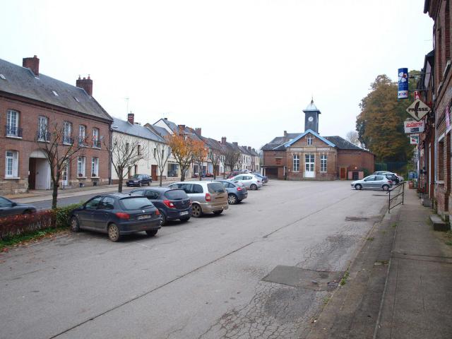 Senarpont (Somme, France) ; la place du général Leclerc.