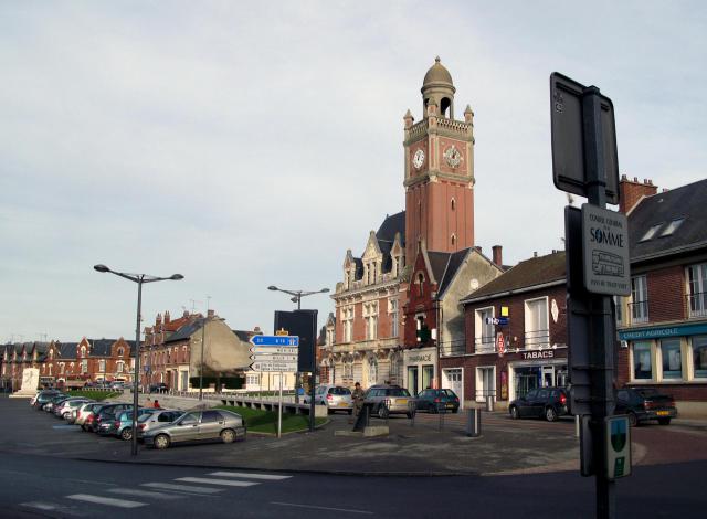 Moreuil (Somme, France) - La place centrale, avec le Monument-aux-Morts et l'Hôtel-de-ville.