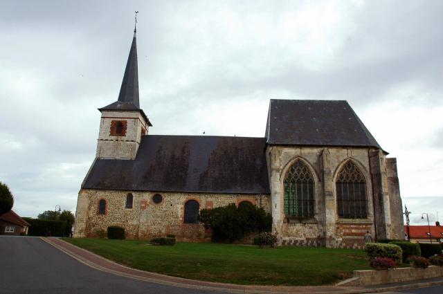 Feuquières-en-Vimeu (Somme, France). L'église. Les murs de la nef sont en grande partie appareillés en arête-de-poisson.