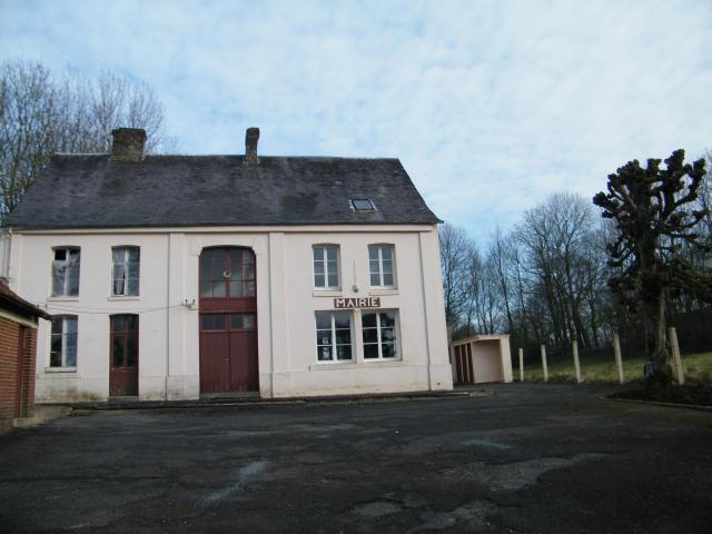 Mairie, ancienne école.