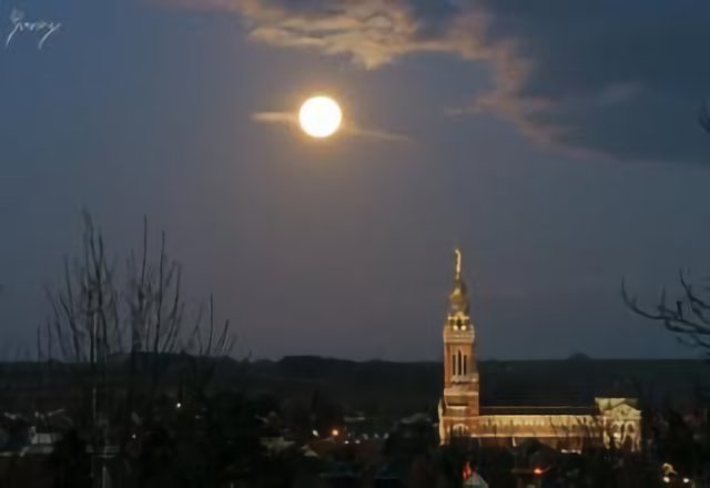 Basilique d'Albert une nuit de pleine Lune