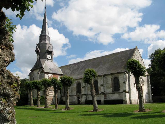Revelles (Somme, France) - L'église. (clocher redressé par post-traitement informatique !).