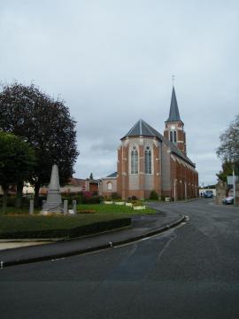 Poulainville, Somme, église Saint-Pierre et monument aux morts.