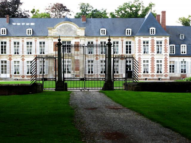 Pissy (Somme, France) - La château est à la sortie du village, en allant vers Revelles. .