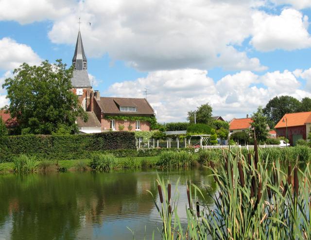 Pissy (Somme, France) - La mare où se reflète le clocher de l'église. .