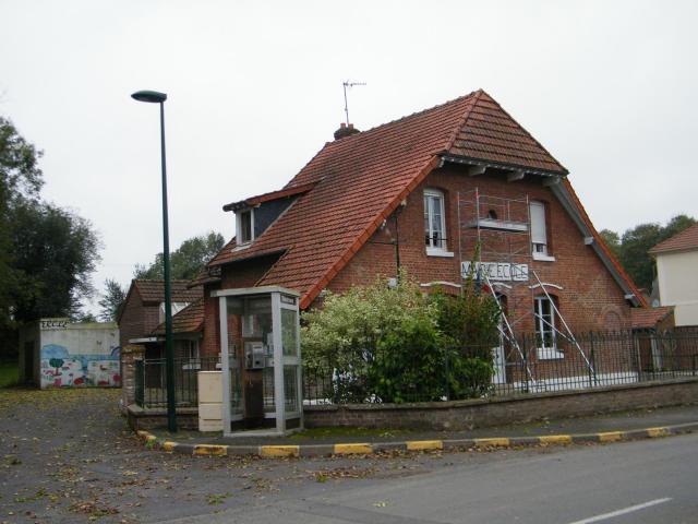 Bâtiments communaux : mairie-école.