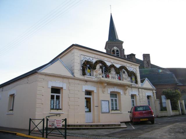Devant l'église : la mairie de Dargnies.