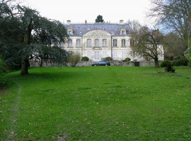 Contay (Somme, France) - Le château, vu de la rue, à travers la grille de la propriété installée entre les murs.