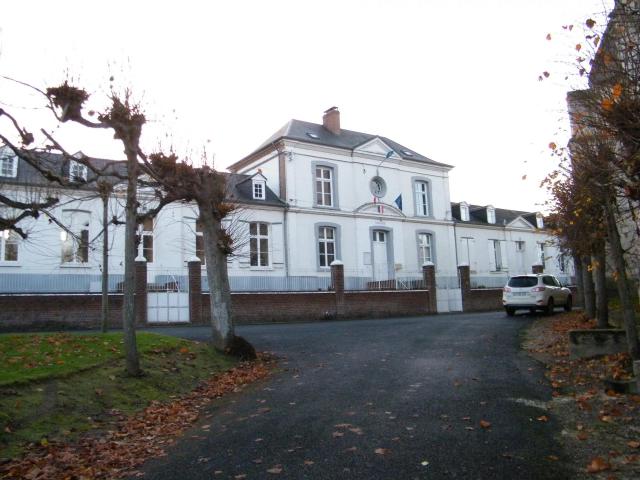 Commune : la mairie de Dompierre-sur-Authie, dos à l'école, face à l'église.