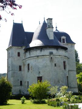 Restes du château-fort des sires de Rambures.