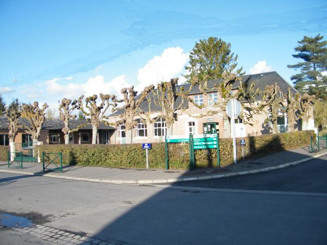 Mairie et école.
