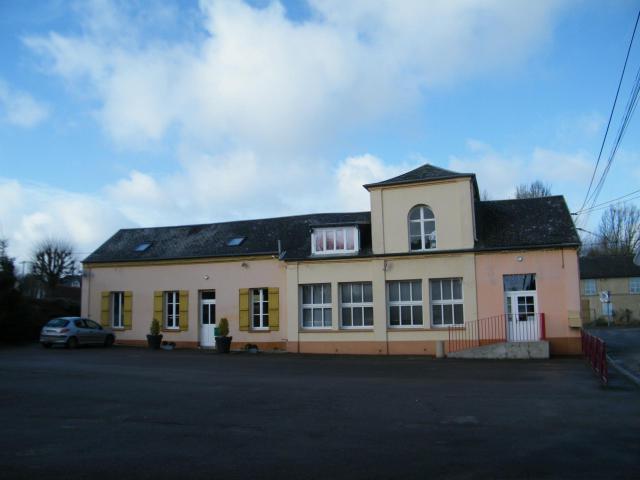Vismes, Somme, Fr, mairie-école près de l'église.
