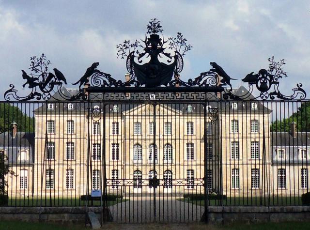 Bertangles (Somme, France). Le château et la grille d'honneur.