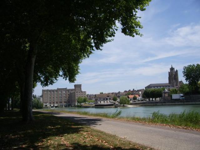 Moulins et Eglise Saint-Laurent à Nogent-sur-Seine