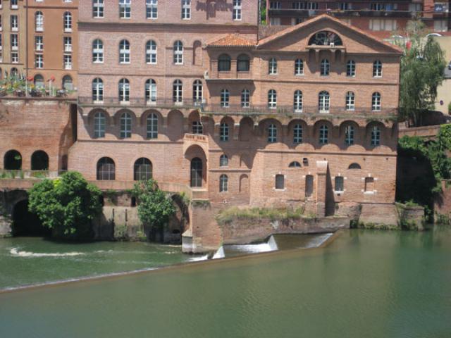Le Centre d'art contemporain de la ville d'Albi se situe au bord du Tarn.