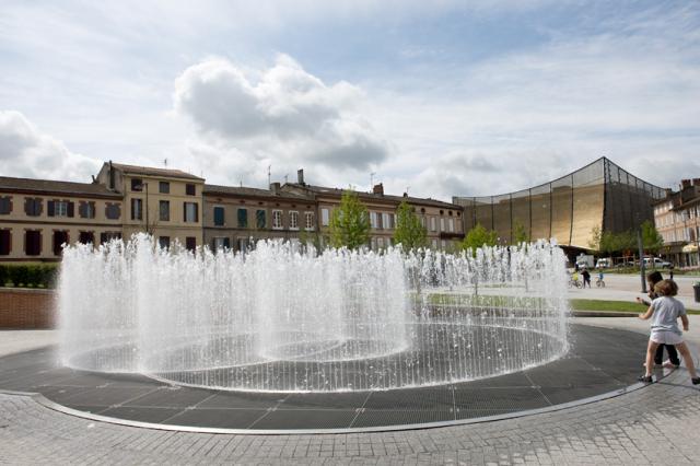 Place Lapérouse et sa fontaine avec le Grand Théâtre des Cordeliers en arrière-plan