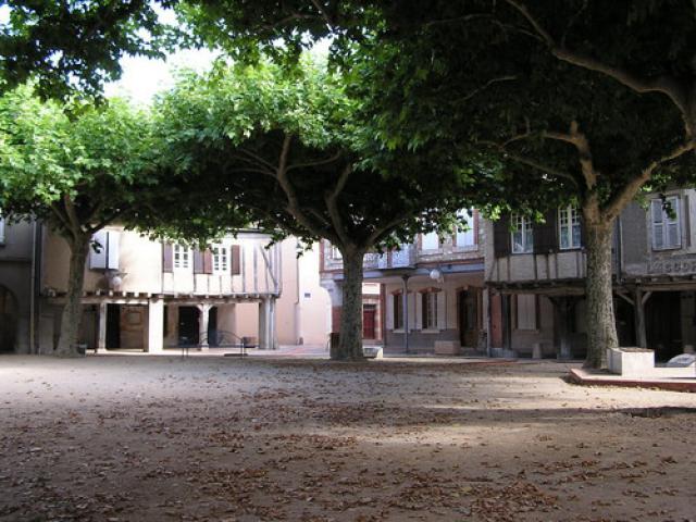 Briatexte:Place à couverts (Tarn-France)