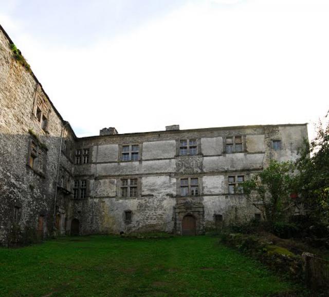 Château de Ferrières, cour
