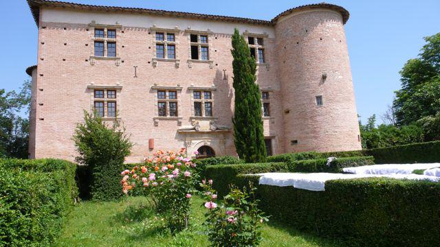 Château de Padiès, 81700 Lempaut TARN, France. Façade Sud - avec des roses