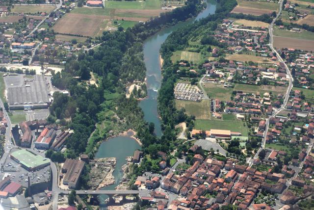 Vue aérienne du Tarn passant à Arthès.