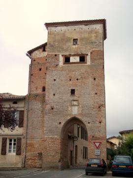 BRENS - porte, tour et pigeonnier.