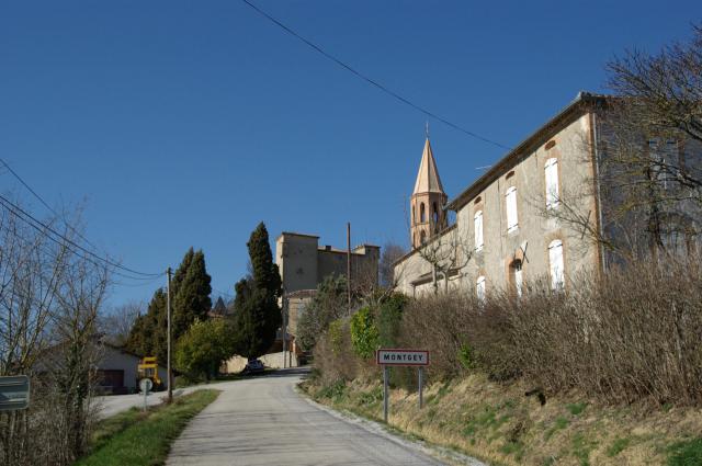 France, Tarn (81), Montgey, entrée du village de Montgey