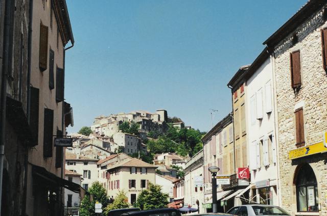 La cité médiévale de Cordes-sur-Ciel (France, Tarn) vue des pieds du village.