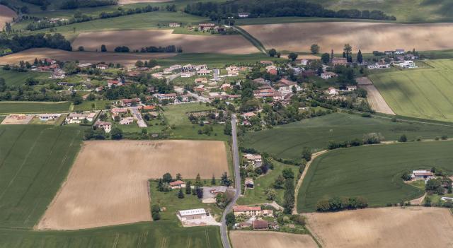 Français : Vue aérienne de Montcabrier, Tarn, France.
