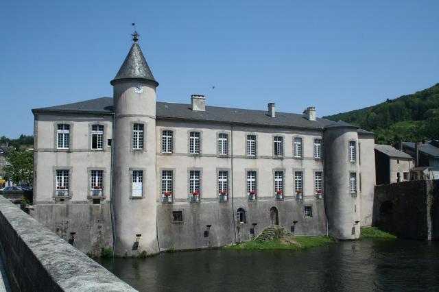Brassac (Tarn) - château - mairie, au bord de l'Agout.