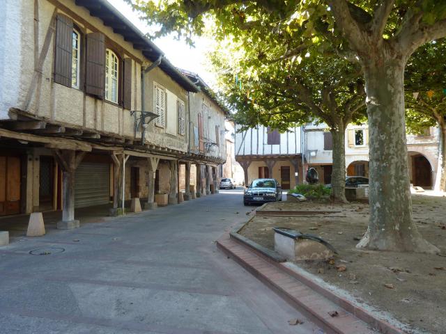 Briatexte (Tarn) - Place à couverts