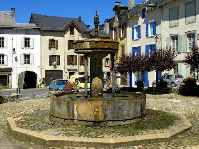 LACAUNE - la fontaine des pisseurs.