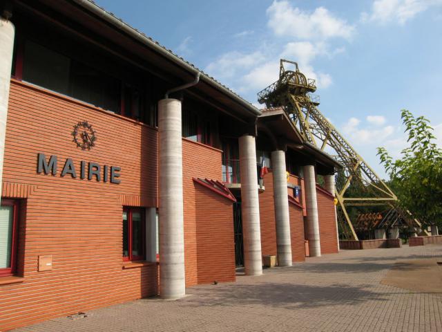Mairie et chevalement de puits de mine de Blaye-les-Mines.