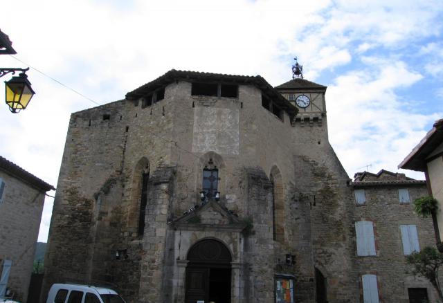 Eglise de Penne, Tarn. Intégrée au mur d'enceinte, la porte visible a été ouverte plus tard et l'église "inversée".