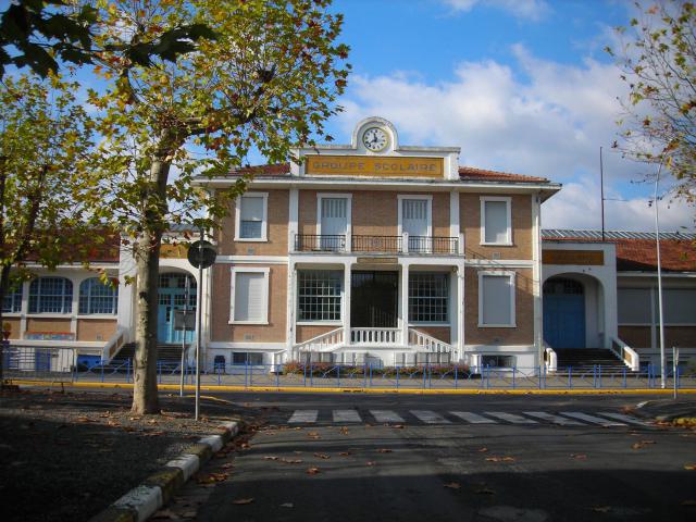 Le groupe scolaire de Saint-Benoît-de-Carmaux, conçu en 1930 par l'ingénieur Charles Peres.