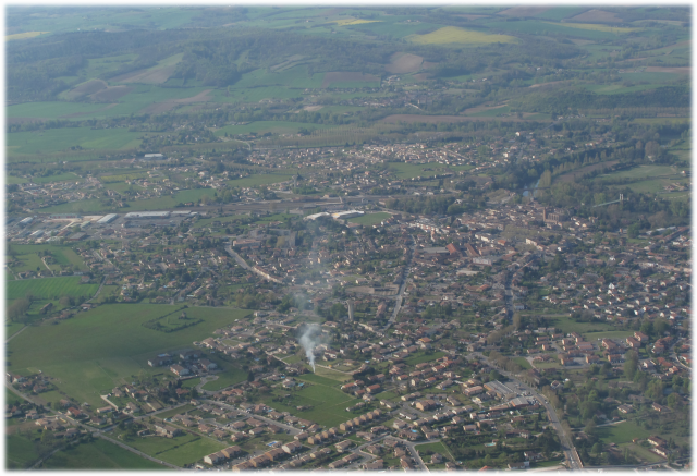 Vue aérienne de Saint-Sulpice (Tarn) depuis un Aquila AT01 F-GZPL.
