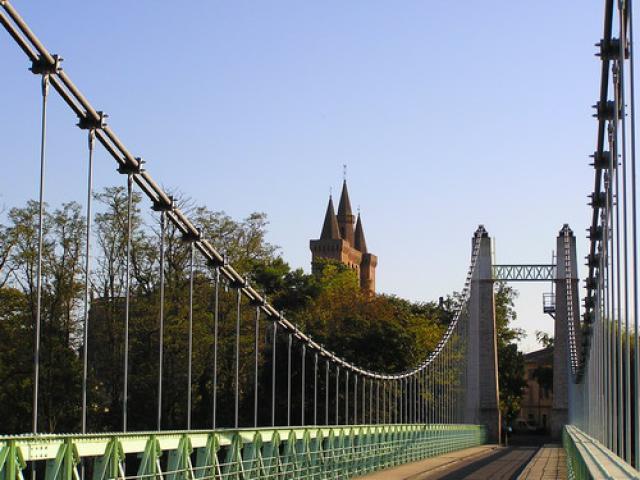 Clocher de Saint Sulpice dpuis le pont suspendu (Tarn)
