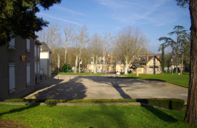 Domaine de la Verrerie de Carmaux. A gauche, le château. A droite, son parc. En face, on aperçoit la Centrale électrique de la mine de…