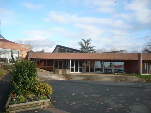 Entrée Bibliothèque et Archives Municipales à Castres dans le département français du Tarn.