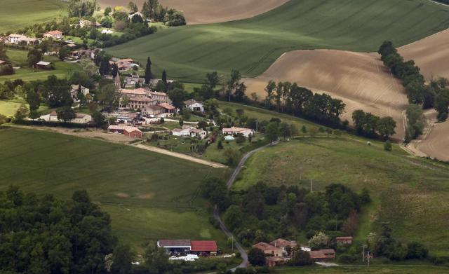 Français : Vue aérienne de Pugnères, Commune de Teulat, Tarn, France.
