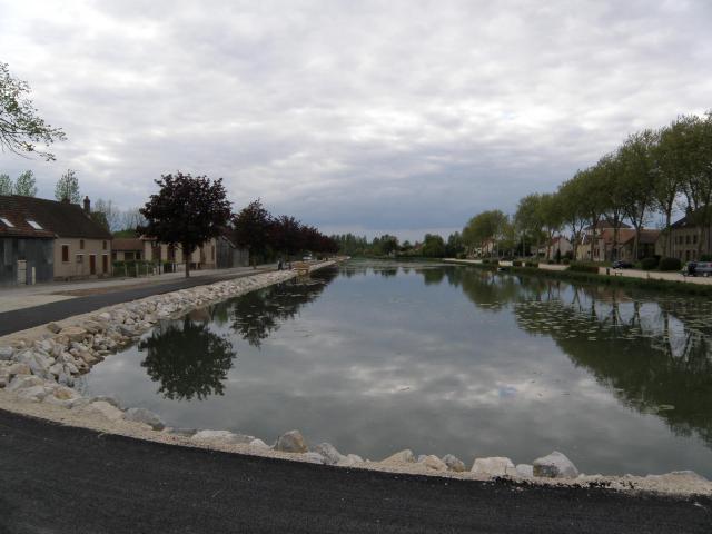 Port de Méry-sur-Seine sur le canal de la Haute-Seine. 10170 Méry-sur-Seine.
