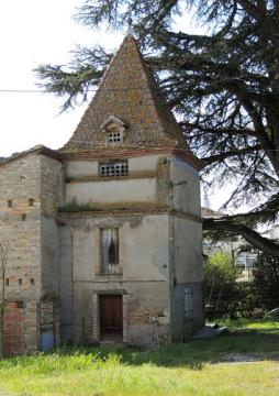 82 MIRABEL - au village.