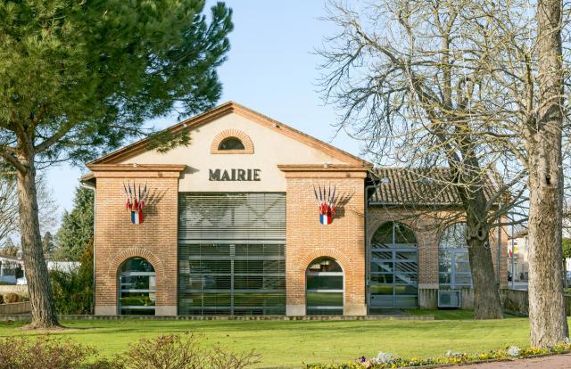 Français : Bressols, Tarn et Garonne, France. La Mairie.