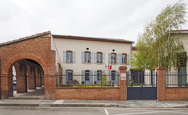 Français : La façade de la mairie de Finhan, Tarn-et-Garonne, France.
