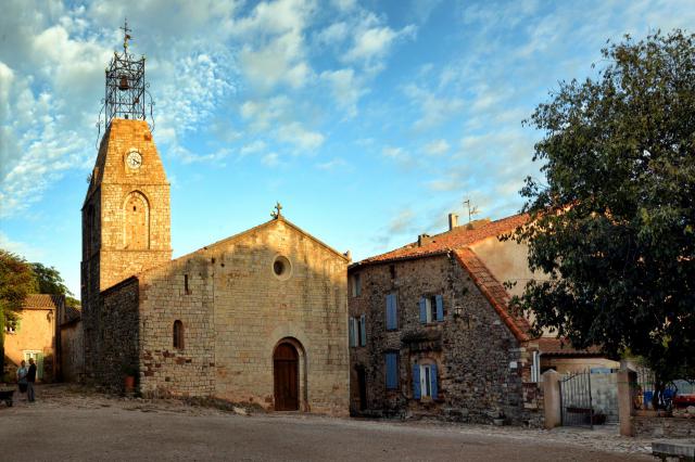 Le Cannet-des-Maures, Var (Provence) - La place du village avec l'église paroissiale Saint-Michel du Vieux-Cannet