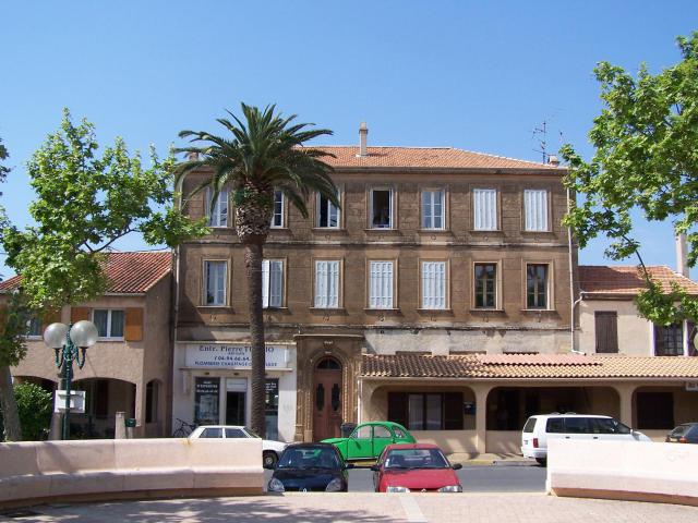 La Londe-les-Maures (Var, France) : Vue du n°6 de la place Allègre.