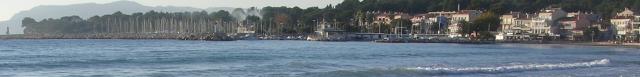 France, Provence, Var, Saint-Cyr sur Mer, Les Lecques. vue du nouveau et de l'ancien port des Lecques, avec le phare à l'extrème gauche…